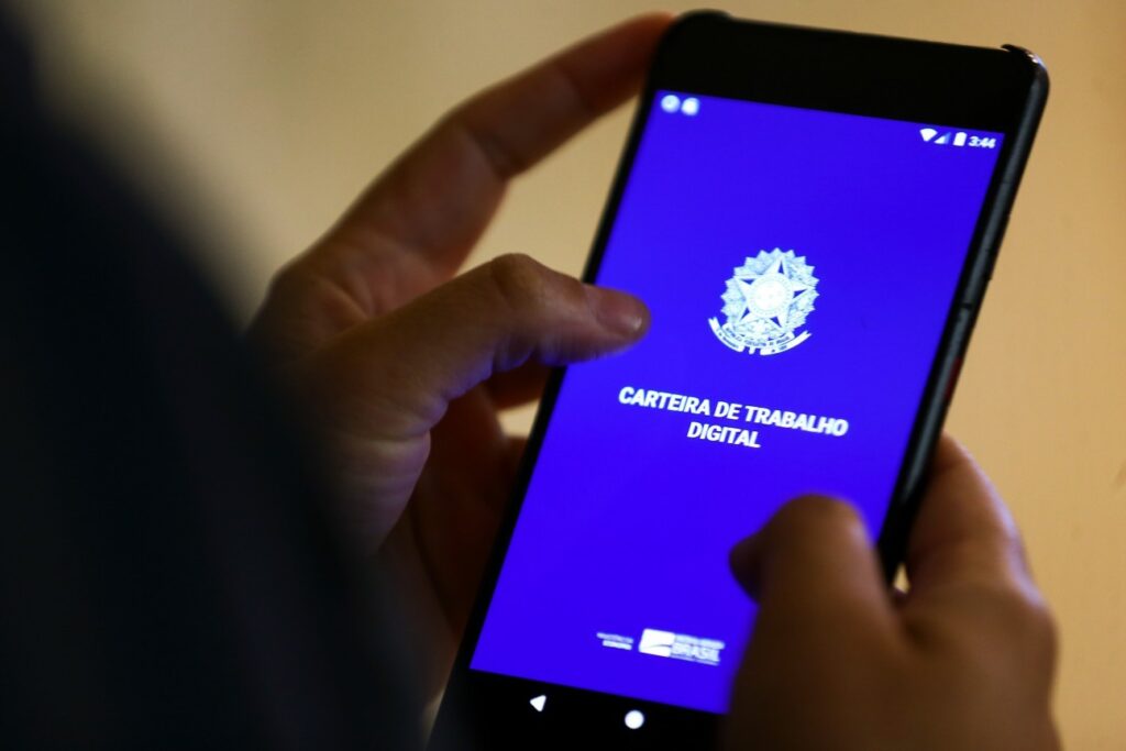 Brasil Gera 228 Mil Empregos Formais em Março e Surpreende Expectativas do Mercado