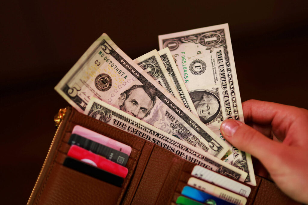 Dólar se Mantém Estável em Meio a Incertezas Geopolíticas e Expectativas de Negociações