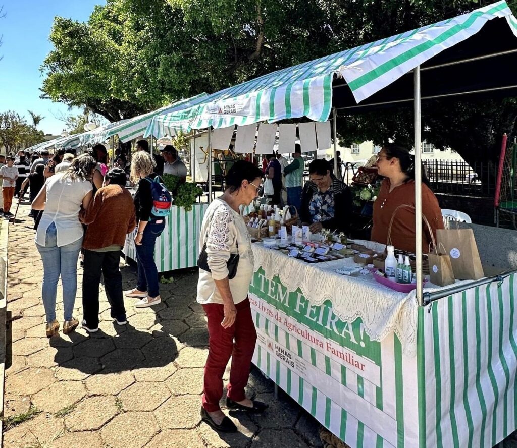 Emater-MG Incentiva Retomada das Feiras de Agricultura Familiar em Minas Gerais Emater-MG Incentiva Retomada das Feiras de Agricultura Familiar em Minas Gerais