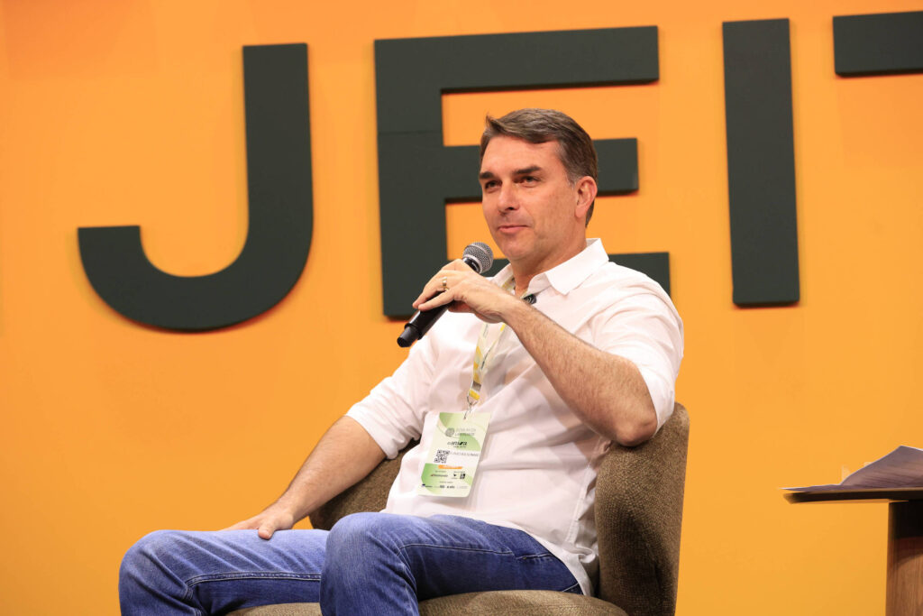 Flávio Bolsonaro Defende Convergência Natural Entre Candidatos da Direita Flávio Bolsonaro Defende Convergência Natural Entre Candidatos da Direita