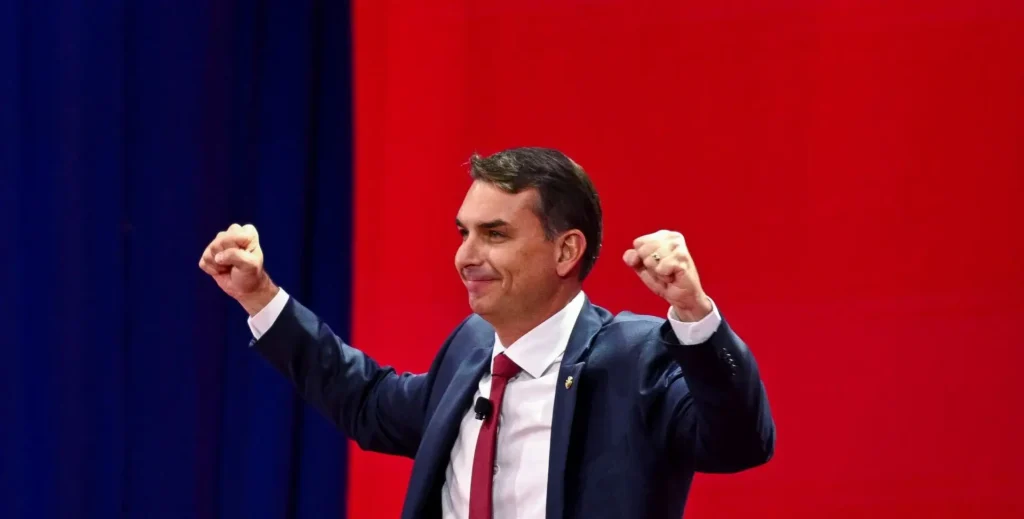 Flávio Bolsonaro Expande Opções de Vice e Aumenta Pressão sobre Tereza Cristina Flávio Bolsonaro Expande Opções de Vice e Aumenta Pressão sobre Tereza Cristina