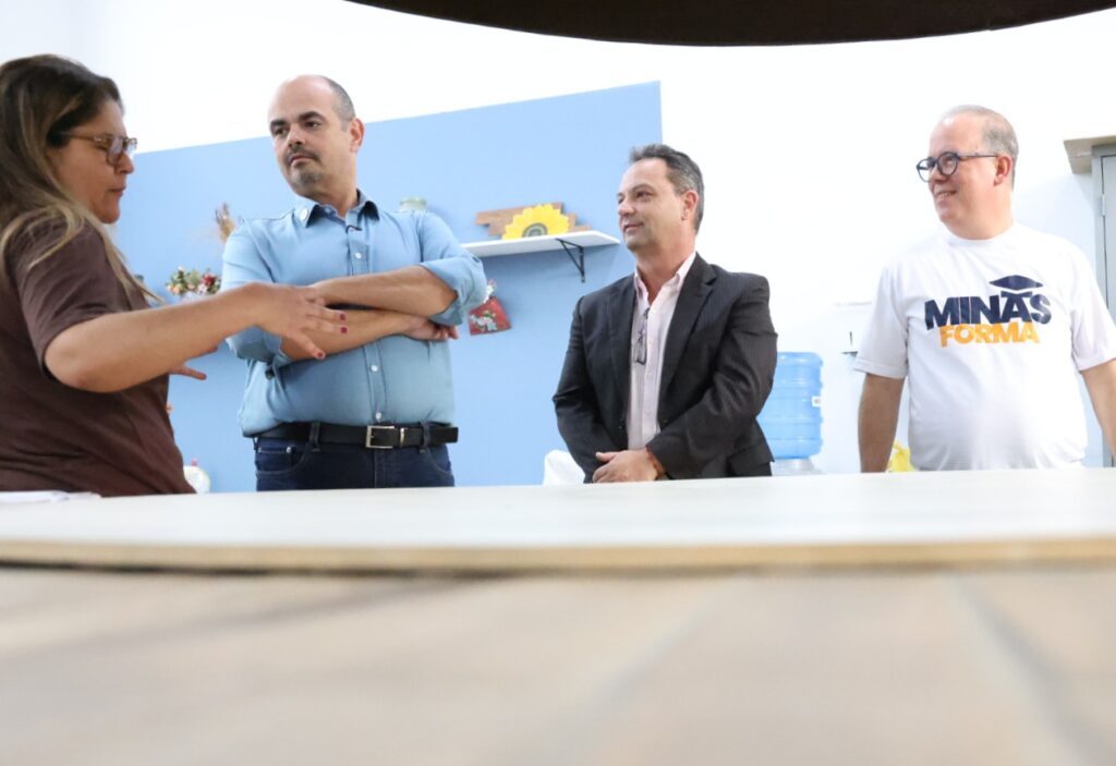 Governo de Minas Gerais Entrega Máquinas de Costura para Programa Trajeto Moda Governo de Minas Gerais Entrega Máquinas de Costura para Programa Trajeto Moda