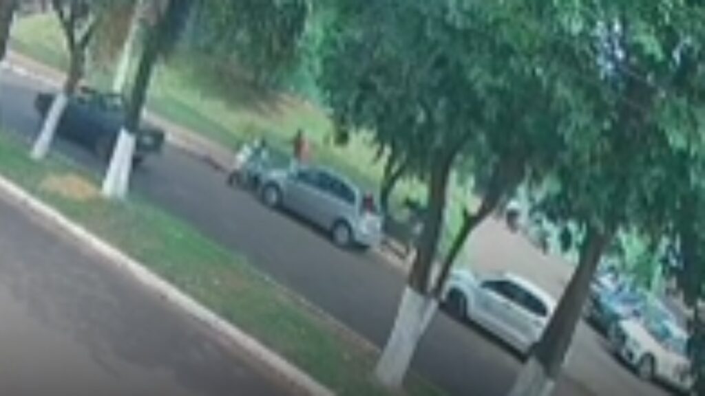 Homem é assassinado com tiros nas costas em frente a unidade de saúde em MG Homem é assassinado com tiros nas costas em frente a unidade de saúde em MG