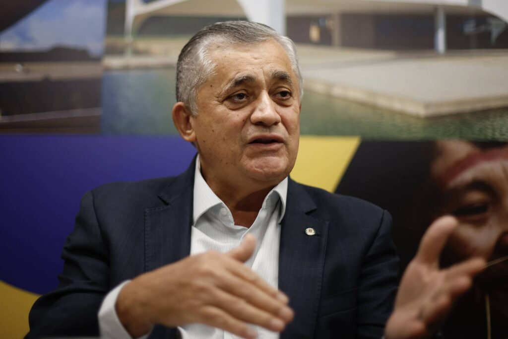 Lula Nomeia José Guimarães como Novo Ministro de Relações Institucionais