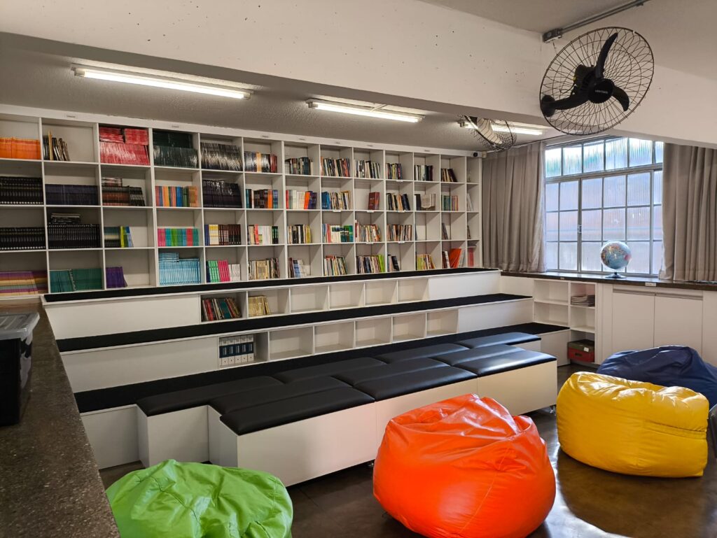 Minas Gerais Potencializa Acesso à Leitura com Investimentos em Bibliotecas Escolares