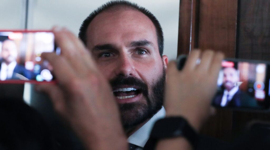 Ministro André Mendonça Suspende Julgamento de Eduardo Bolsonaro por Difamação