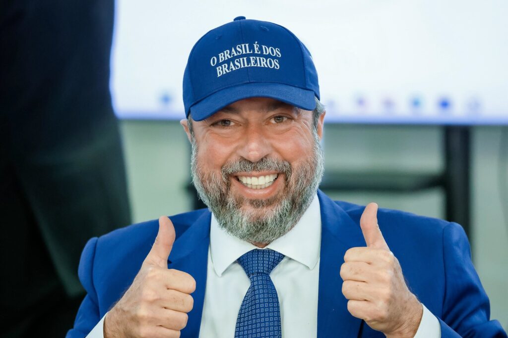 Ministro elogia governador de Minas e complica estratégia de Lula no estado