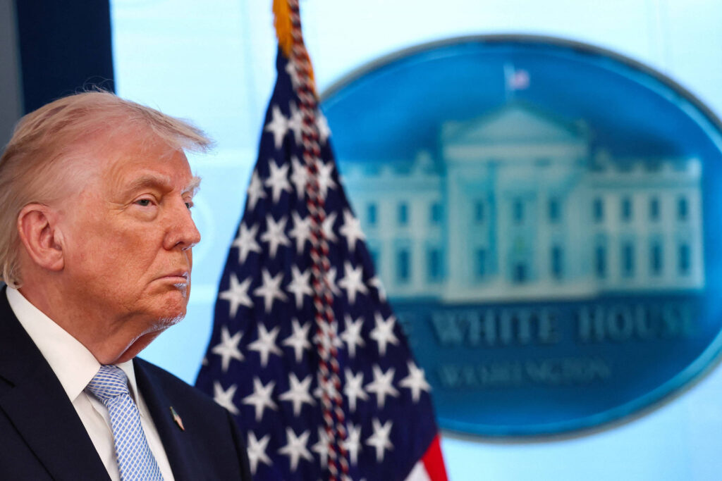 Petróleo rompe a barreira de US$ 110 em meio a ultimato de Trump sobre o Irã