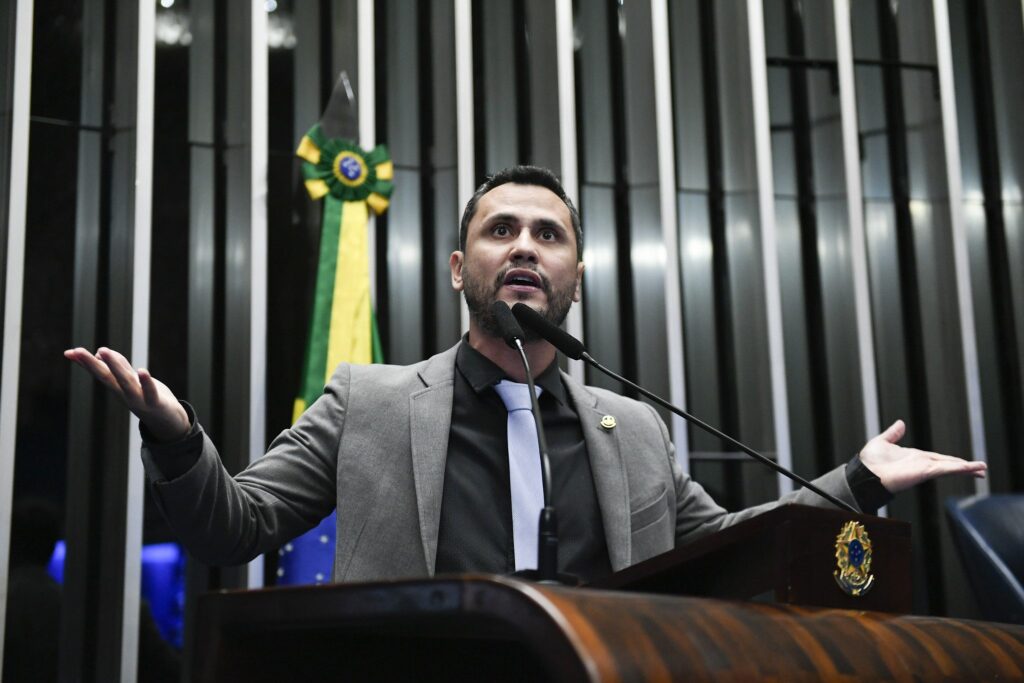 Quem é Cleitinho: O Líder das Pesquisas em MG e Suas Conexões Políticas