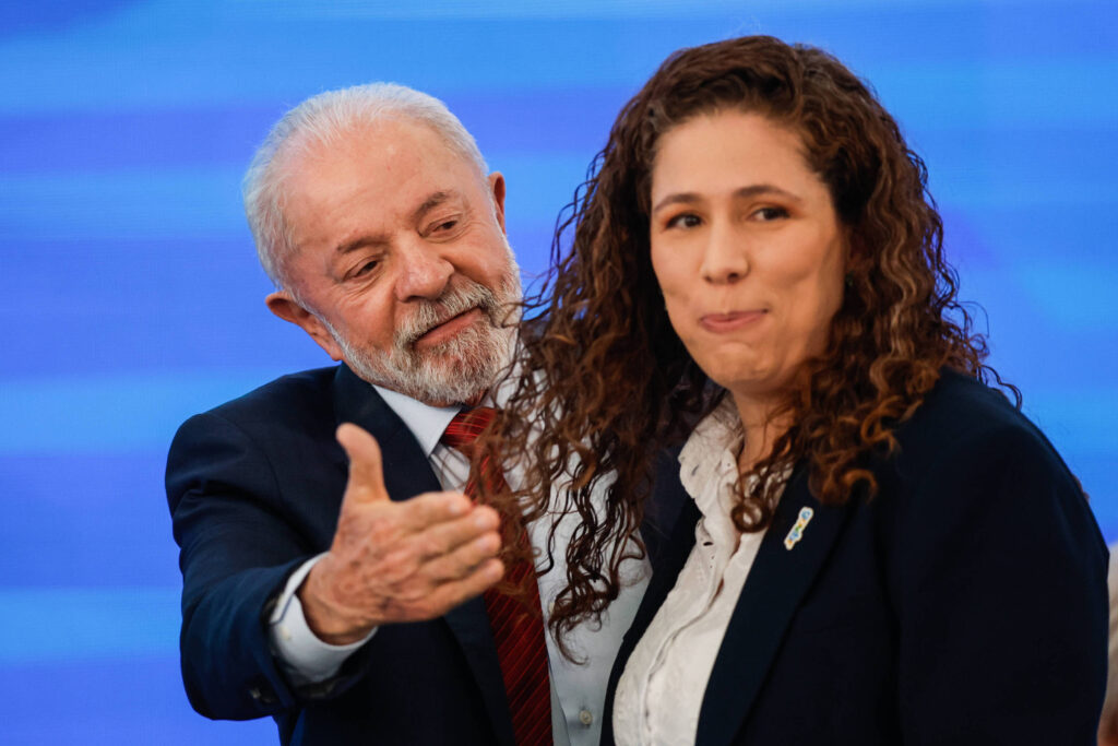 Reestruturação de Carreiras no Governo: Avanços e Desafios na Administração Pública Reestruturação de Carreiras no Governo: Avanços e Desafios na Administração Pública