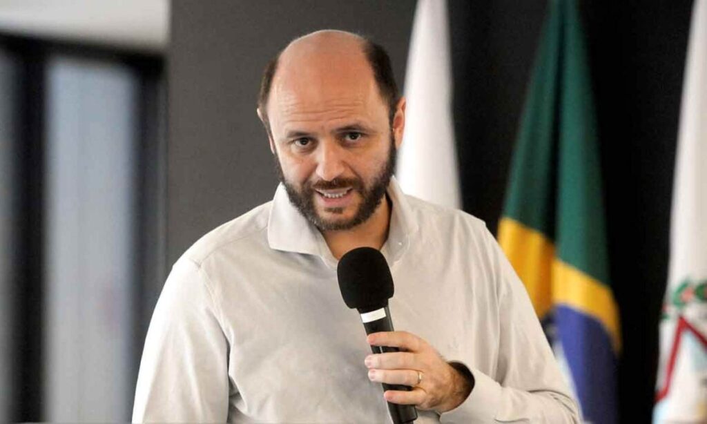 Secretário da Educação de MG Avalia Desafios e Metas para o Ensino no Estado