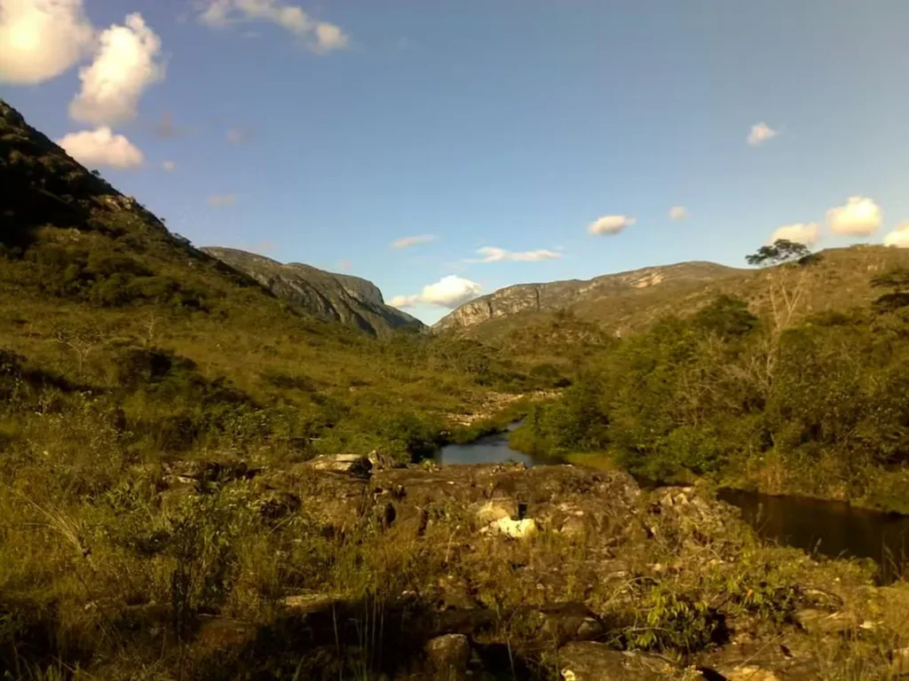 Administração do Parque Nacional da Serra do Cipó Enfrenta Pichações em Pinturas Rupestres