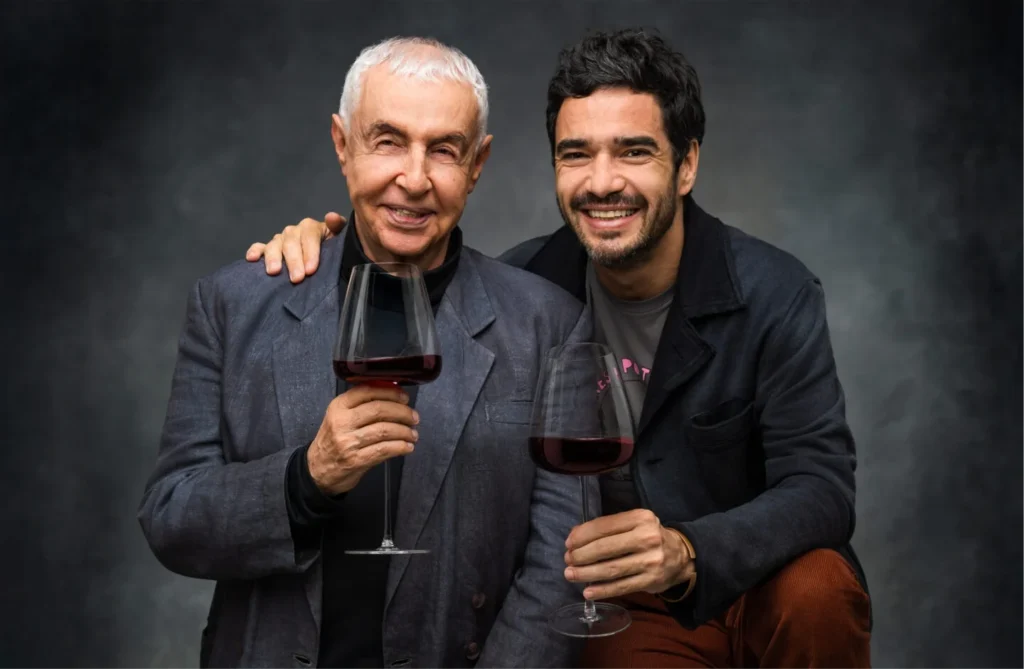 Espetáculo "Memórias do Vinho" Emociona Uberlândia com Elias Andreato e Caio Blat