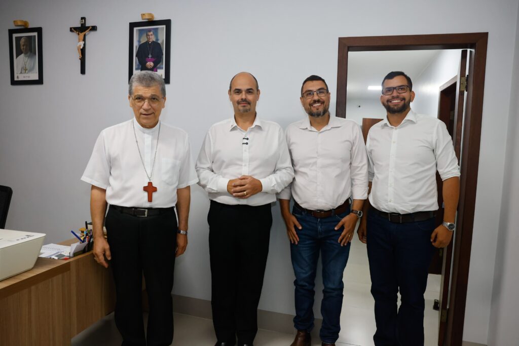 Governador de Minas Gerais Fortalece Laços com Lideranças Religiosas em Paracatu