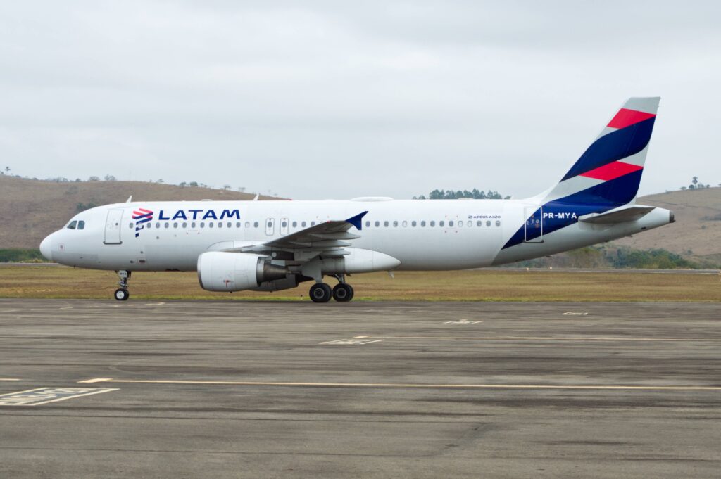 Latam reduz voos no Brasil e estima perdas de até US$ 700 milhões com aumento nos combustíveis
