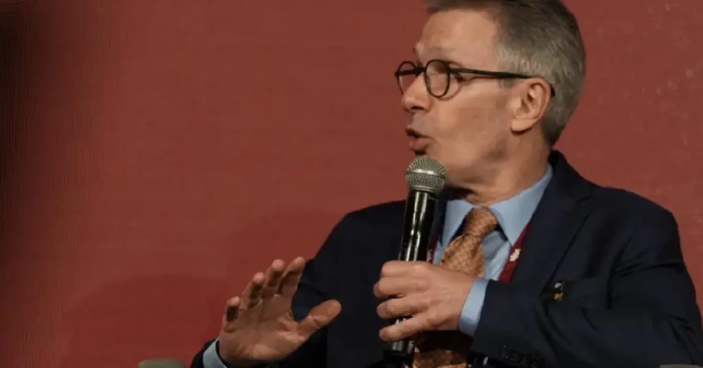Zema Critica STF e Defende Cortes Fiscais em Discurso Eleitoral