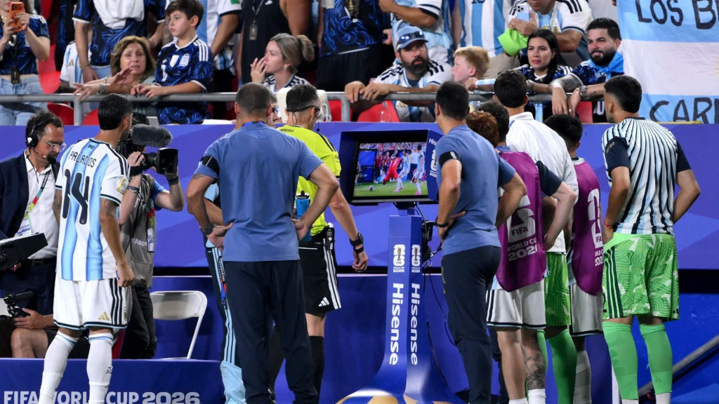 FIFA adota medida inédita para aprimorar arbitragem na Copa do Mundo FIFA adota medida inédita para aprimorar arbitragem na Copa do Mundo