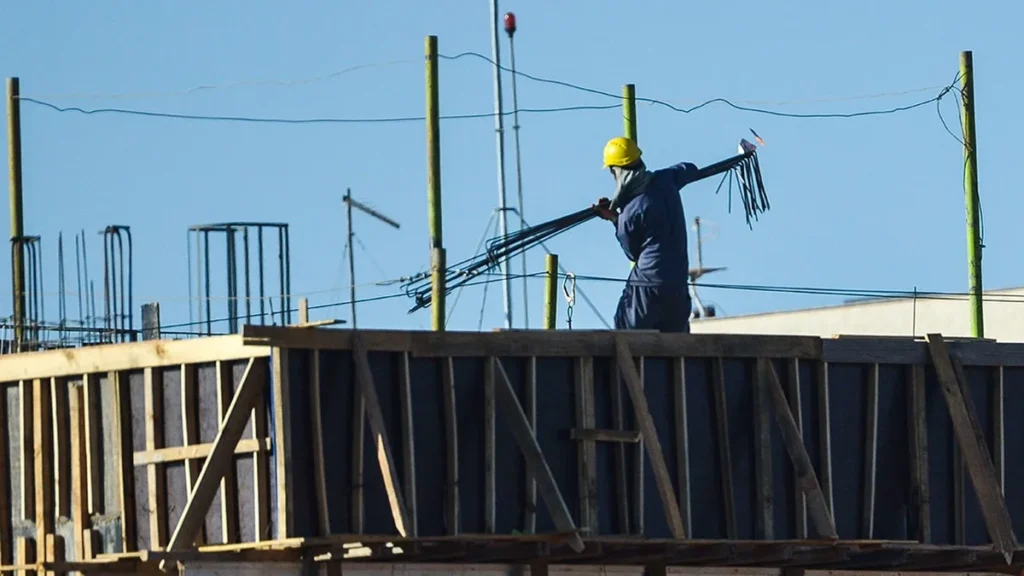 Construção Civil em Minas Gerais Enfrenta Queda de 3,7% no Início de 2026